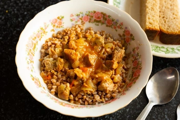 Чем полезна гречка с тушенкой и как правильно ее приготовить: подробный обзор и рецепт