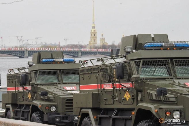 В Петербурге 9 Мая у ряда автобусов и троллейбусов изменятся маршруты | Источник: Михаил Огнев / «Фонтанка.ру»