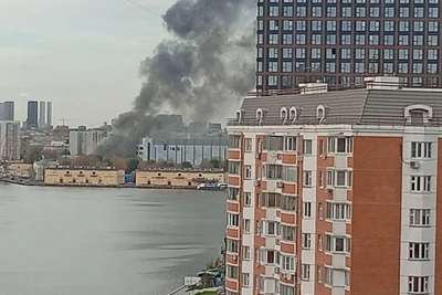 У «Кожуховской» горел гараж, дым виден издалека