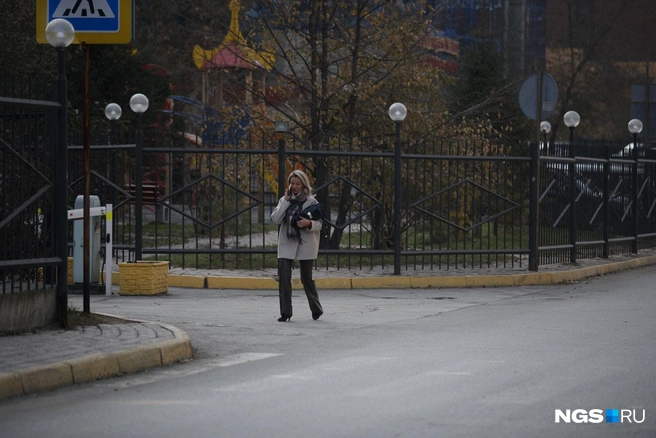 На этом участке пешеходный переход почти упирается в забор, до него тротуара и вовсе нет | Источник: Андрей Бортко / NGS.RU