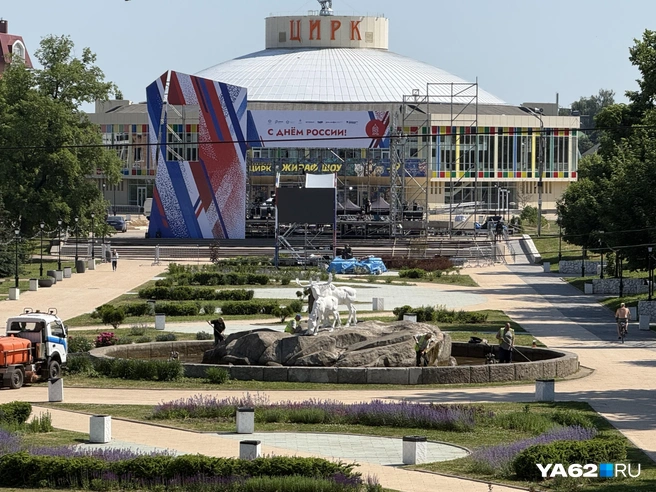 Возле цирка на Лыбедском бульваре проходят городские мероприятия | Источник: Сергей Петунин / YA62.RU