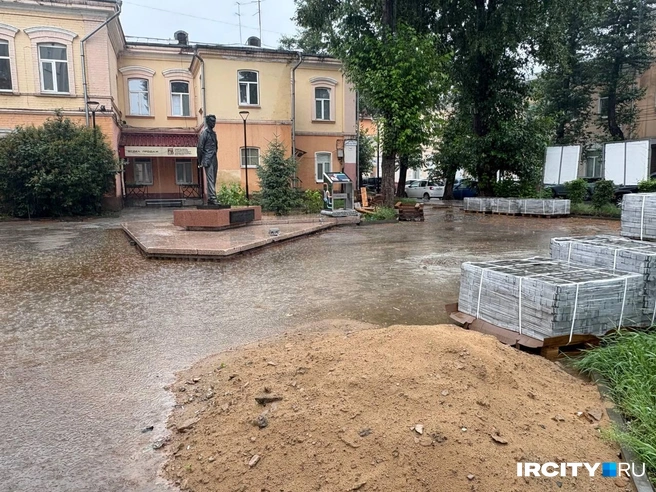 Сквер у Юрия Ножикова, благоустройство которого прервалось на время дождя | Источник: Алёна Шакирова / «ИрСити»