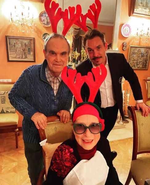 Инна Чурикова с супругом Глебом Панфиловым и сыном Иваном