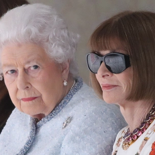 Только спокойствие: Как Елизавета II помогла Анне Винтур расслабиться на показе Richard Quinn