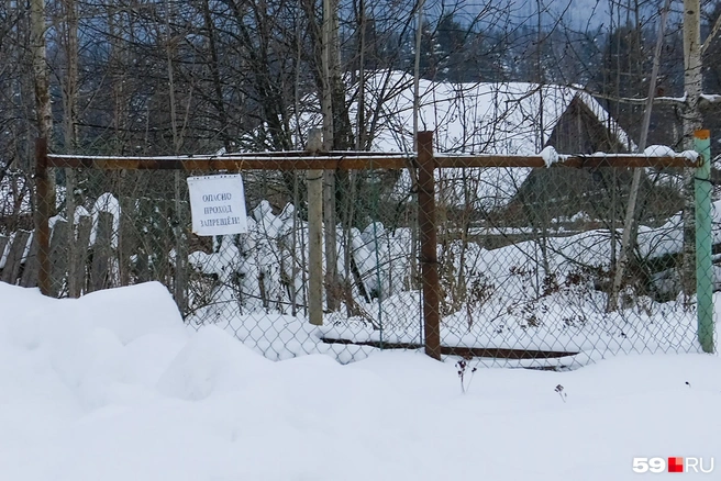 В таком виде опасный колодец, в котором утонула девочка, находился довольно долго. Его огородили решеткой и повесили предупреждающую табличку | Источник: Юрий Лысков / 59.RU 