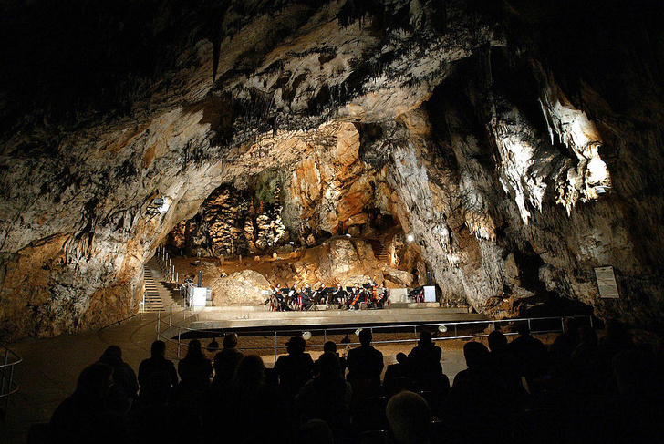 В какой пещере проходят концерты?