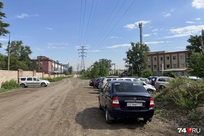 Территория не слишком оживленная, но машин на парковке достаточно много | Источник: Наталья Лапцевич