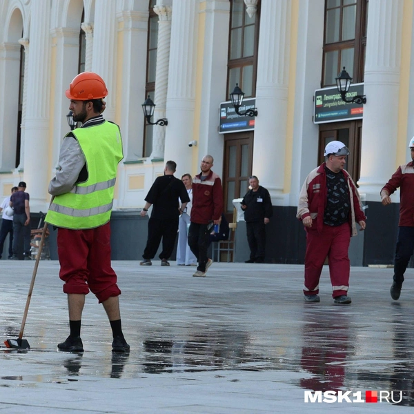 В Москве помыли территорию у Ленинградского вокзала | Источник: Артем Устюжанин / MSK1.RU