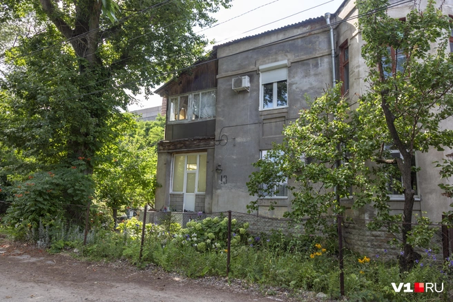 Жители своими силами пытаются поддерживать порядок в домах | Источник: Константин Завриков / V1.RU