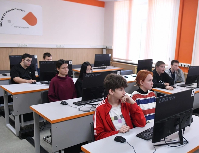 Школьники осваивали основы работы с металлом и проходили профориентационное тестирование | Источник: Пресс-служба Таганрогского металлургического завода