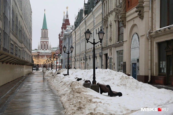 Никольская улица, обычно сверкающая и парадная, сейчас демонстрирует обратную сторону московского марта | Источник: Артем Устюжанин / MSK1.RU