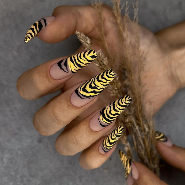 Фото №7 - Анималистичный принт в маникюре: 25 самых модных дизайнов ногтей в честь года Тигра и не только