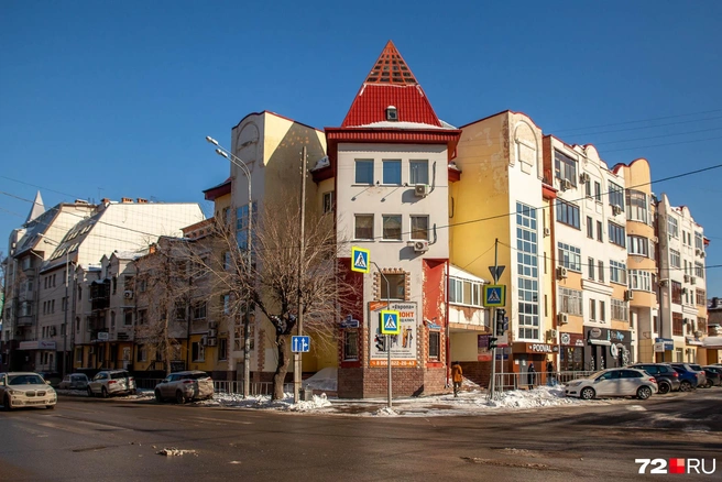 Дом на Челюскинцев, 29 начали заселять в 1997 году. Закрытый двор, круглосуточная охрана. С начала до середины нулевых квартира тут была у тюменского экс-губернатора, нынешнего мэра Москвы Сергея Собянина | Источник: Ирина Шарова / 72.RU