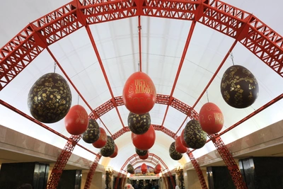 Станцию «Трубная» украсили пасхальными яйцами