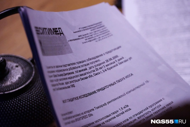 Девушка показала все документы  | Источник: Тамара Башаева / NGS55.RU 