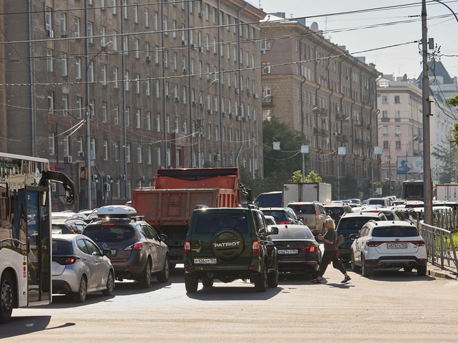 Всё смешалось: легковые автомобили, автобусы, грузовики и пешеходы. | Источник: Александр Ощепков / NGS.RU