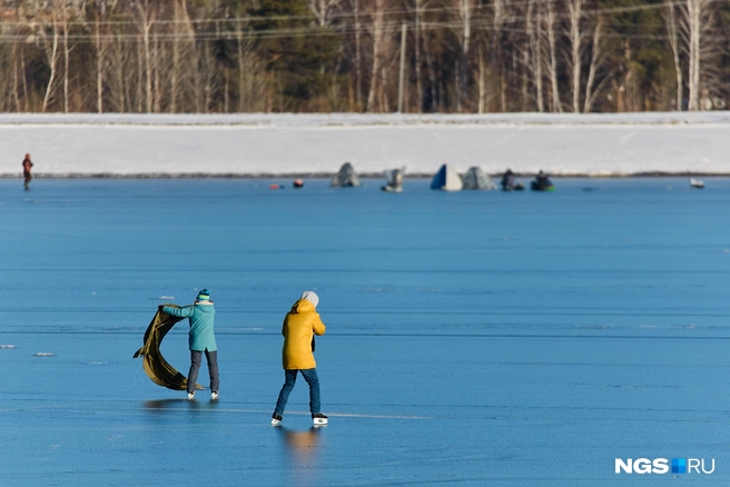Некоторые использовали импровизированный парус из дождевика, в этот день было ветрено | Источник: Александр Ощепков / NGS.RU