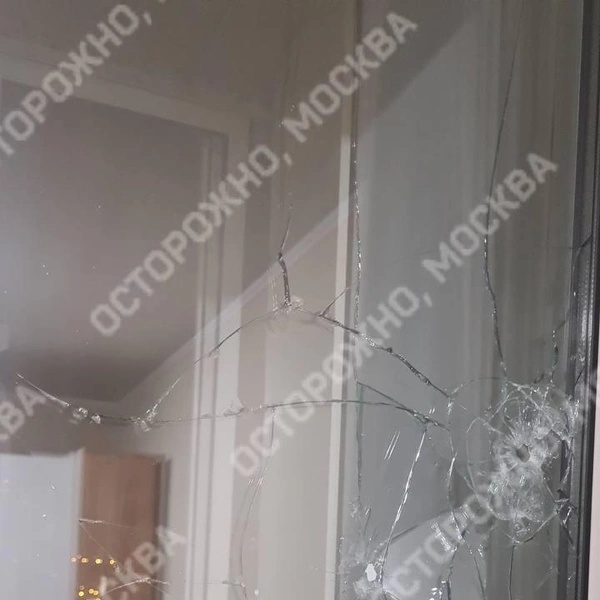 В Зеленограде в жилую многоэтажку влетели обломки сбитого дрона | Источник: Осторожно, Москва / T.me