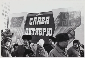 Демонстрация трудящихся Оренбурга, посвященная 72-й годовщине Великой Октябрьской социалистической революции. 1989 год | Источник: ОГАОО. Фотофонд. Оп. 3. Д. 2457, 2464, Д. 4005, 4007, 4082