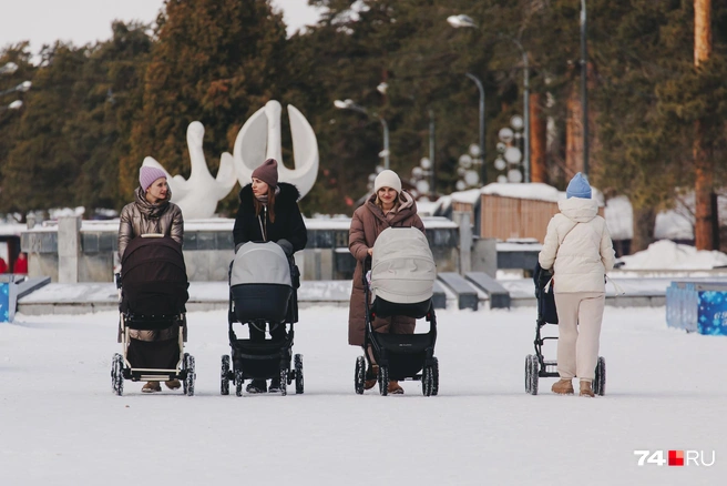 В первые годы жизни малыша родители должны оставаться рядом | Источник: Дарья Пона / 74.RU
