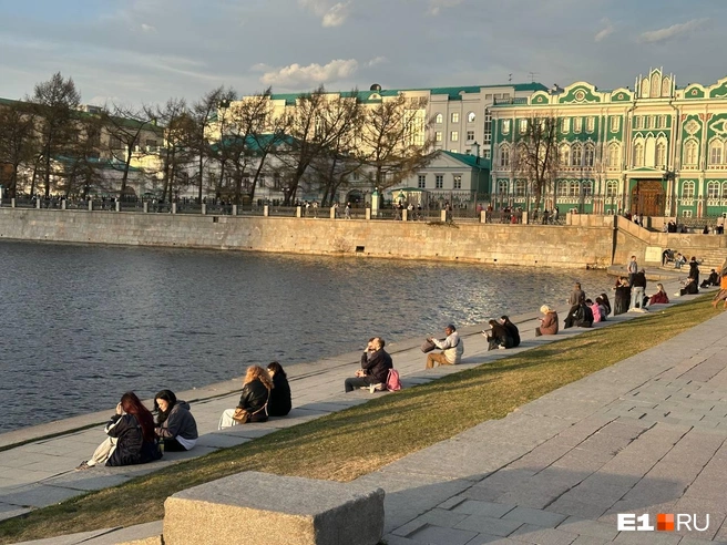 В теплую погоду центр Екатеринбурга превращается в филиал Геленджика | Источник: Екатерина Пшенова / E1.RU