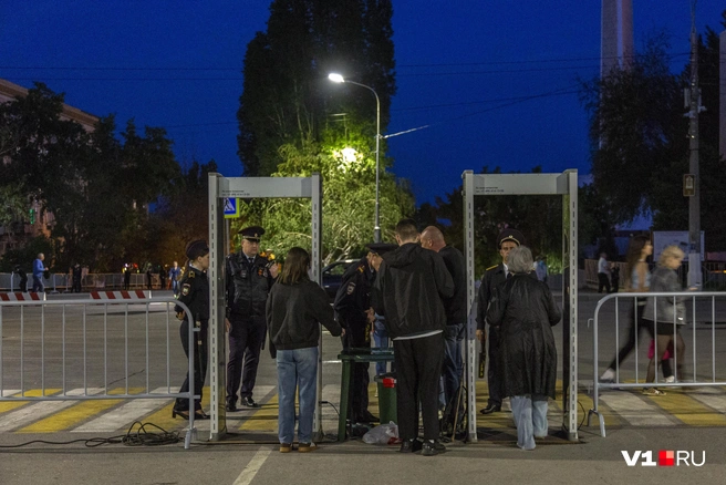 Подойти к музею-панораме в эти дни возможно только через рамки металлодетекторов | Источник: Константин Завриков / V1.RU