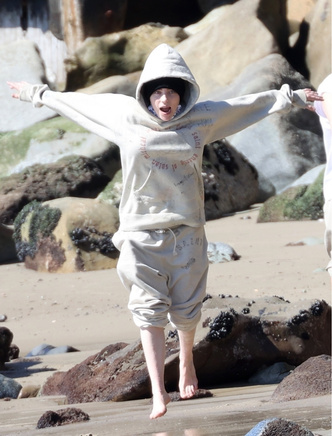 Жизнь прекрасна: непривычно радостная Билли Айлиш на пляже