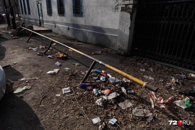 Пустые бутылки, стаканчики из-под кофе, пачка сигарет — такое вот «украшение» на придомовой территории | Источник: Ирина Шарова / 72.RU