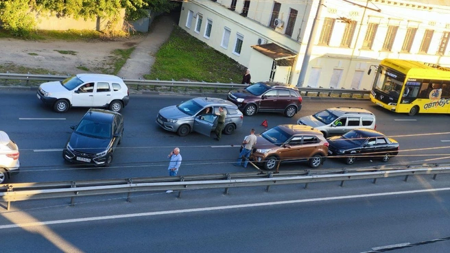 На Московском в Ярославле случилась двойная авария | Источник: Подслушано в Ярославле / vk.com