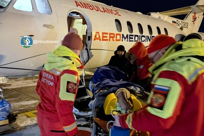 Тяжелобольную девочку из Екатеринбурга доставили в Москву самолетом