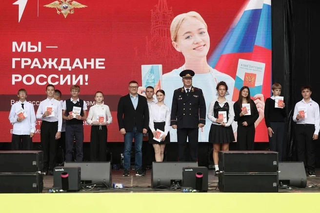 Момент получения первого паспорта запомнится надолго | Источник: пресс-служба правительства Челябинской области