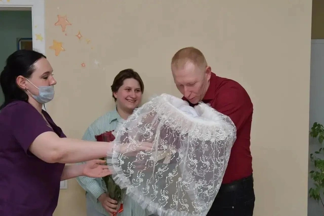«С каждым годом возможности выхаживания недоношенных детей становятся всё выше. И всё чаще мы видим, как они догоняют сверстников и растут без серьезных ограничений»,&nbsp;— подчеркивает завотделением патологии новорожденных и недоношенных детей Перинатального центра больницы Середавина Елена Тюрина | Источник: Самарская областная больница имени Середавина