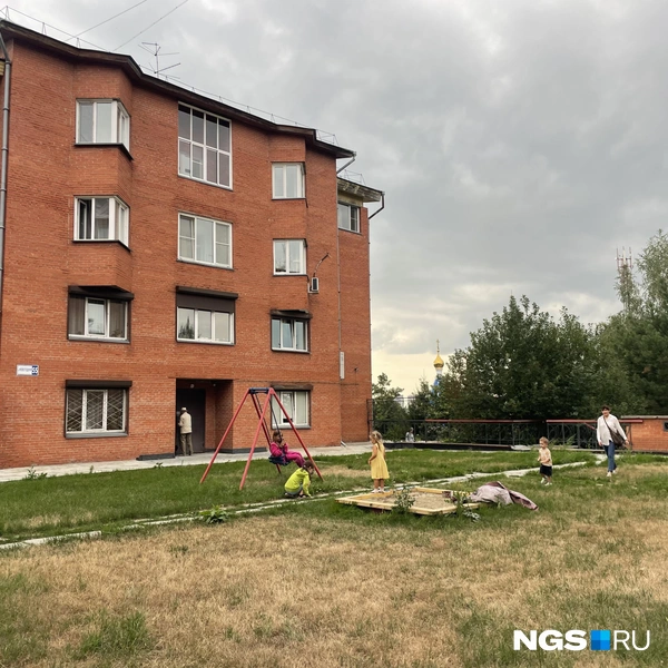 Сложно представить на детской площадке полтергейтса | Источник: Алёна Золотухина / NGS.RU