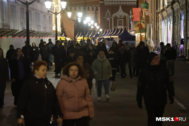 Люди гуляют по Никольской | Источник: Дмитрий Толстошеев / MSK1.RU