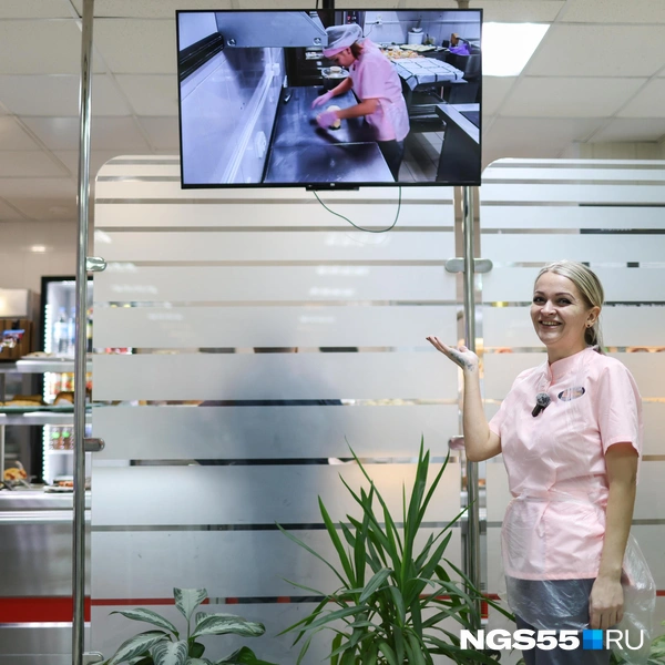 Телевизор в столовой показывает процесс на кухне | Источник: Евгений Софийчук / NGS55.RU