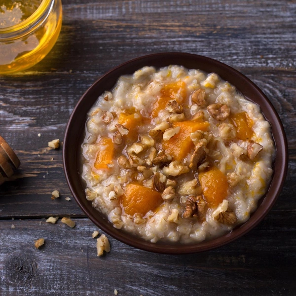 Тыквенно-коричная запеканкаСамая вкусная и насыщенная запеканка, отличающаяся необычным послевкусием — смесью кленового сиропа, корицей и тыквы.Полный рецепт тыквенно-коричной запеканки читайте по ссылке.