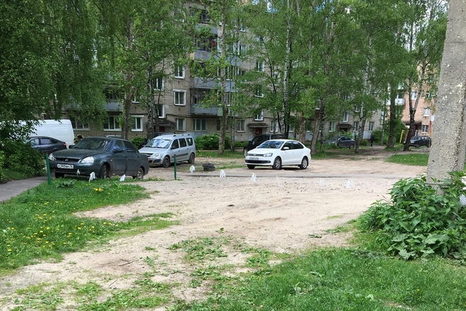 Уже несколько человек упали, запнувшись за неё | Источник: Татьяна Арзамасцева