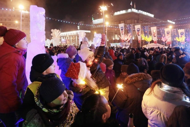 Ледовый городок в этом году посвящён предстоящему чемпионату мира по хоккею среди юниоров | Источник: Юрий Андреев