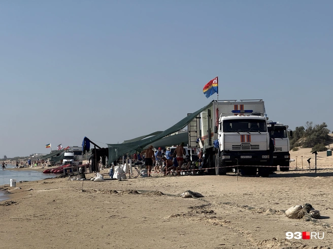 Спасателей на пляже очень много | Источник: Валерия Дульская / 93.RU