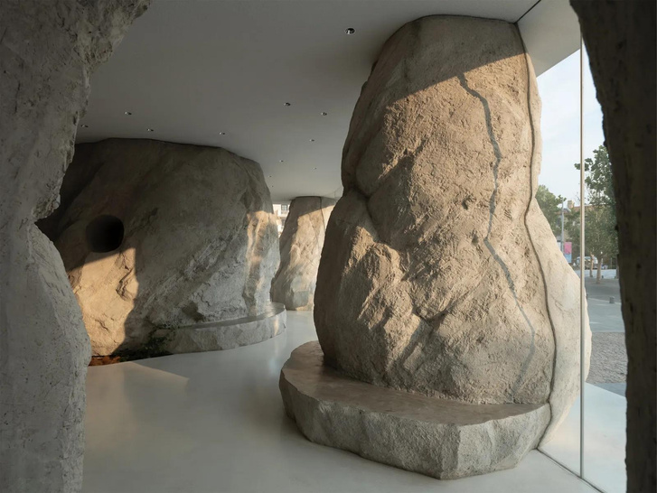 В Китае появилось необычное кафе, стоящее на гигантских камнях