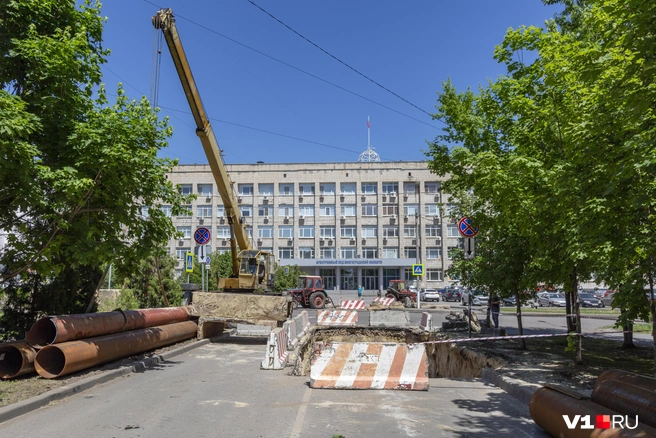 В неофициальной беседе рабочие тихо признаются: слишком надолго закопанный котлован на Советской может вызвать беспокойство, депрессии и выгорание | Источник: Константин Завриков / V1.RU