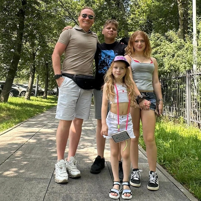 Недавно дети приезжали к папе в гости | Источник: safronov_sergey и maria_vishenka / Instagram (экстремистская организация, деятельность запрещена на территории РФ)