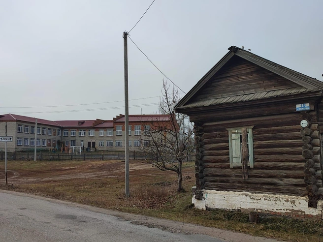 Школа и детский сад находятся в одном большом здании (на фото — слева) | Источник: Илья Калинин / NGS.RU