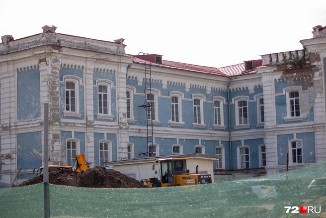 Выглядит здание, мягко говоря, не очень  | Источник: Павел Красоткин / 72.RU 