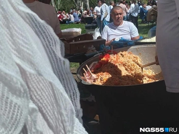 Плов продавали в большом казане  | Источник: Мария Максимова / NGS55.RU 