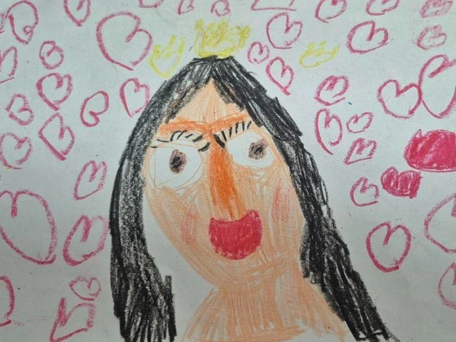 На рисунке мама изображена с короной, что символизирует её главную роль в семье. | Источник: читательница E1.RU