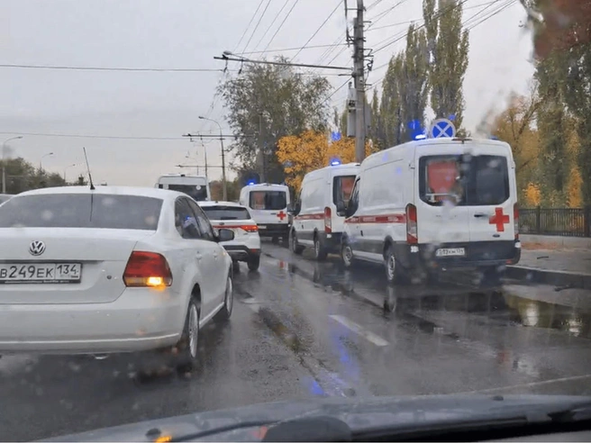 На месте работают сотрудники полиции и МЧС | Источник: Тимофей Крылов / V1.RU