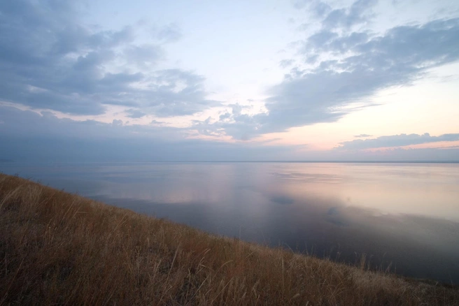 Облака встречаются с водной гладью | Источник: Кирилл Шарапов