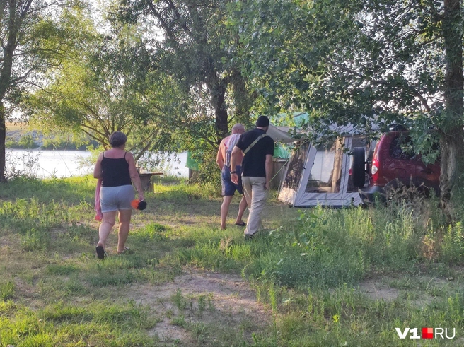 У отдыхающих проверяли документы, сверяя с ориентировками | Источник: Денис Паустовский / V1.RU