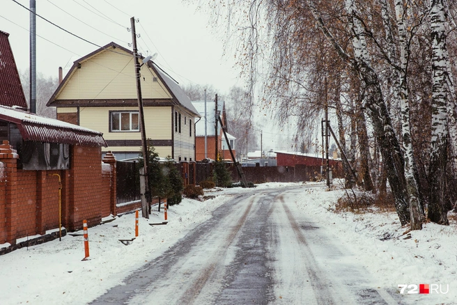 Дорога чистая, но на ней видны грязные следы колес | Источник: Ирина Шарова / 72.RU